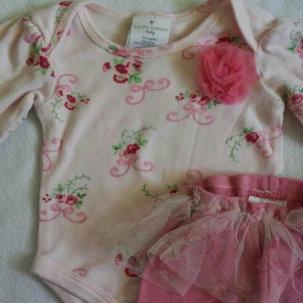 Laura Ashley Baby 2 pc Outfit sz 0-3 months